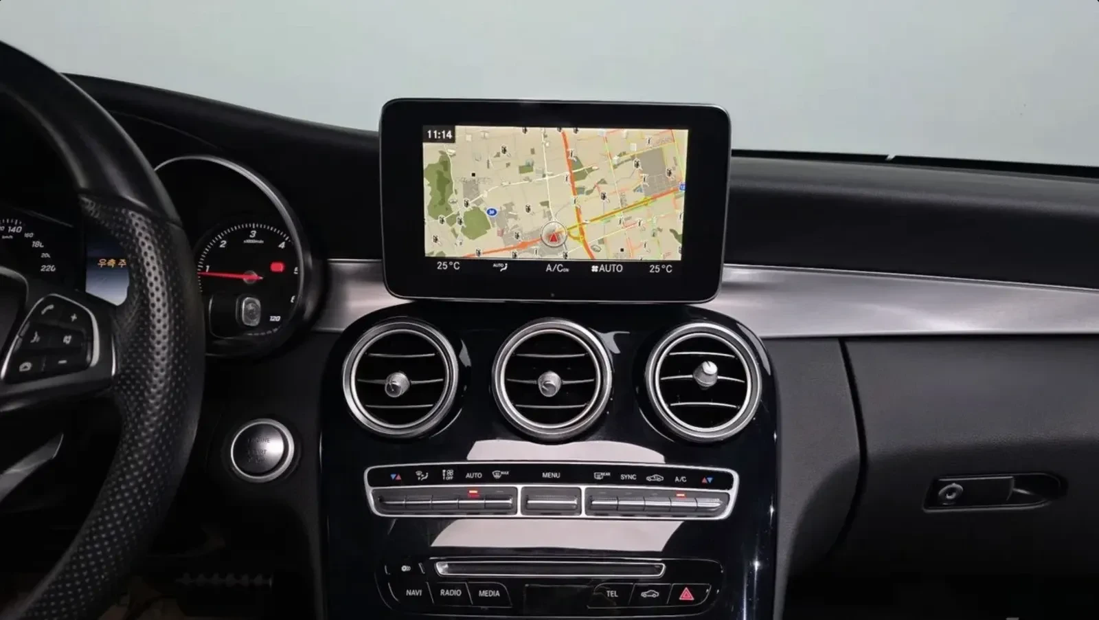 Mercedes-Benz C 220 d / AMG ПАКЕТ / HUD, снимка 4 - Автомобили и джипове - 55320111