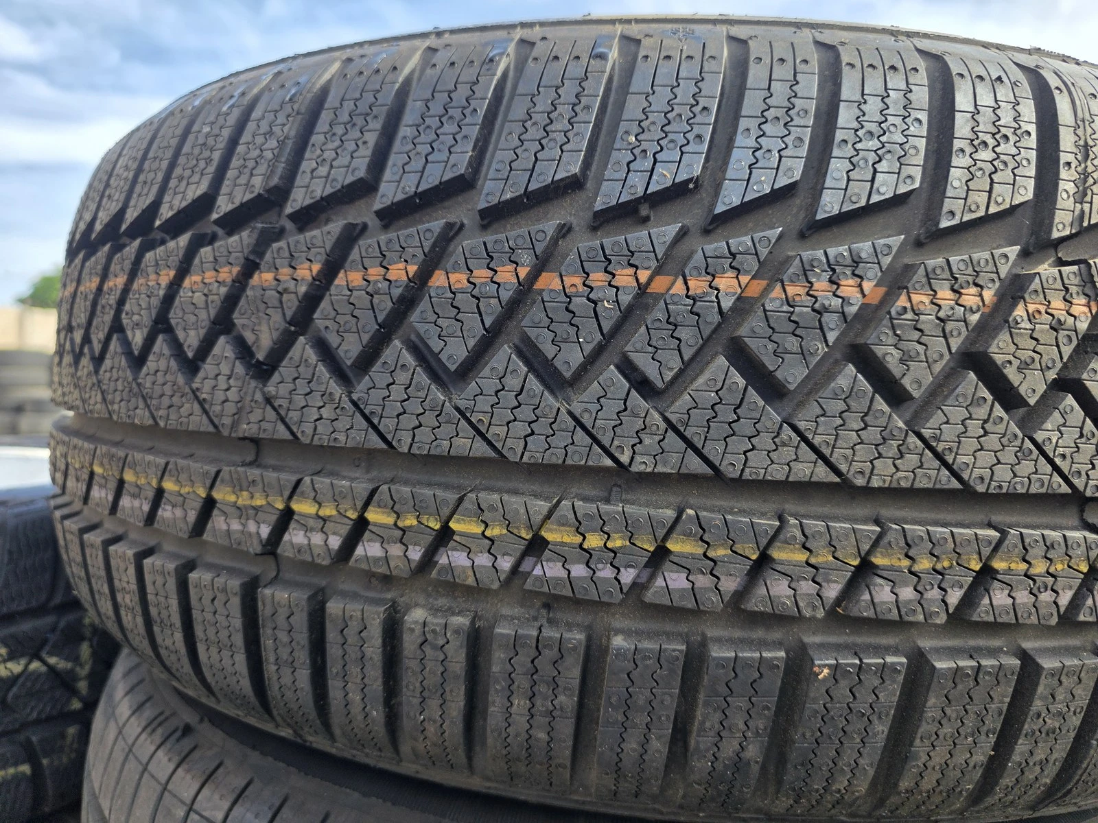 Гуми Зимни 235/50R18