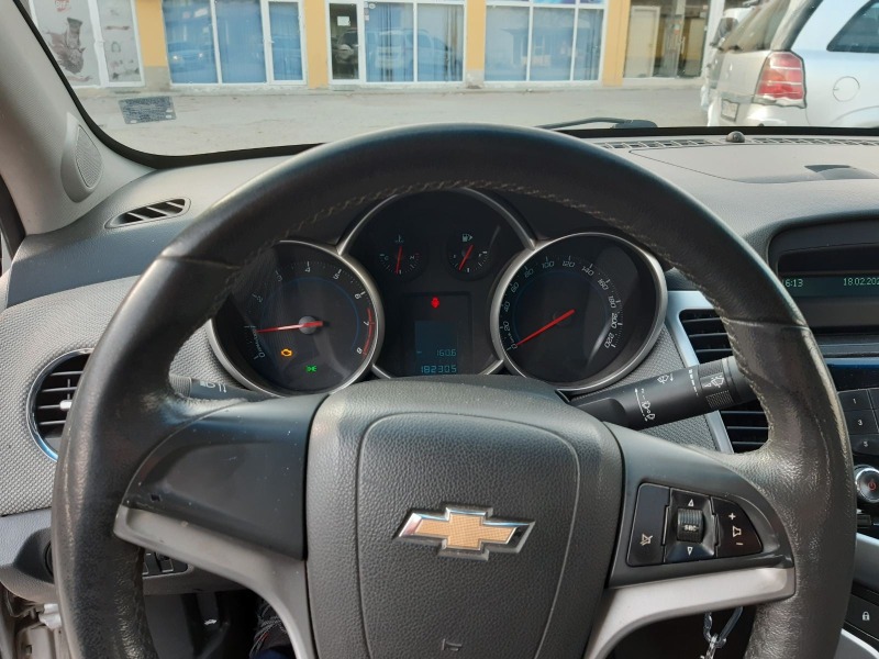 Chevrolet Cruze 1.6, снимка 10 - Автомобили и джипове - 45870384