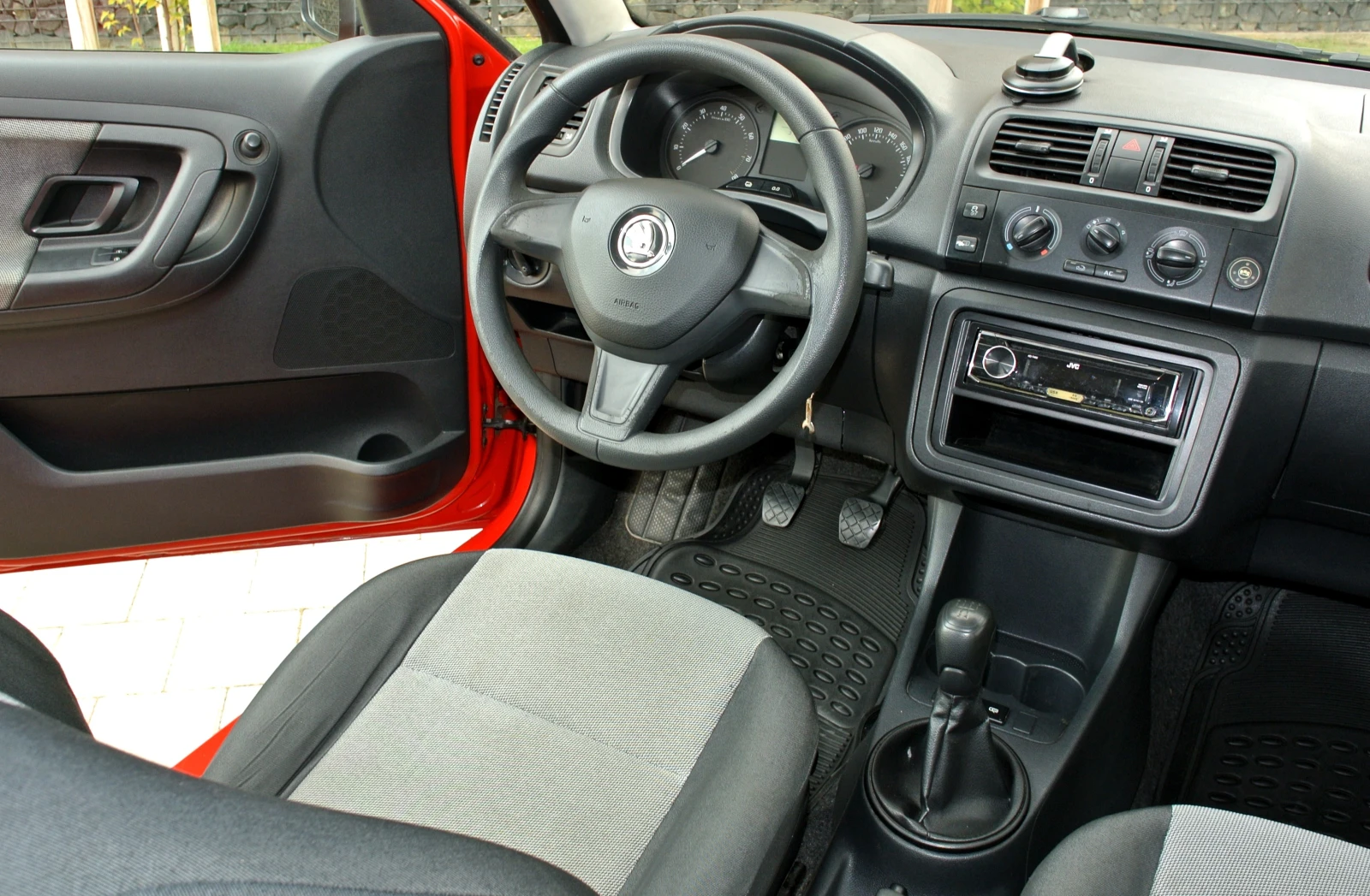 Skoda Fabia РЕГИСТРИРАН * 1.2* КЛИМАТИК* ЕВРО 5В, снимка 12 - Автомобили и джипове - 55668714