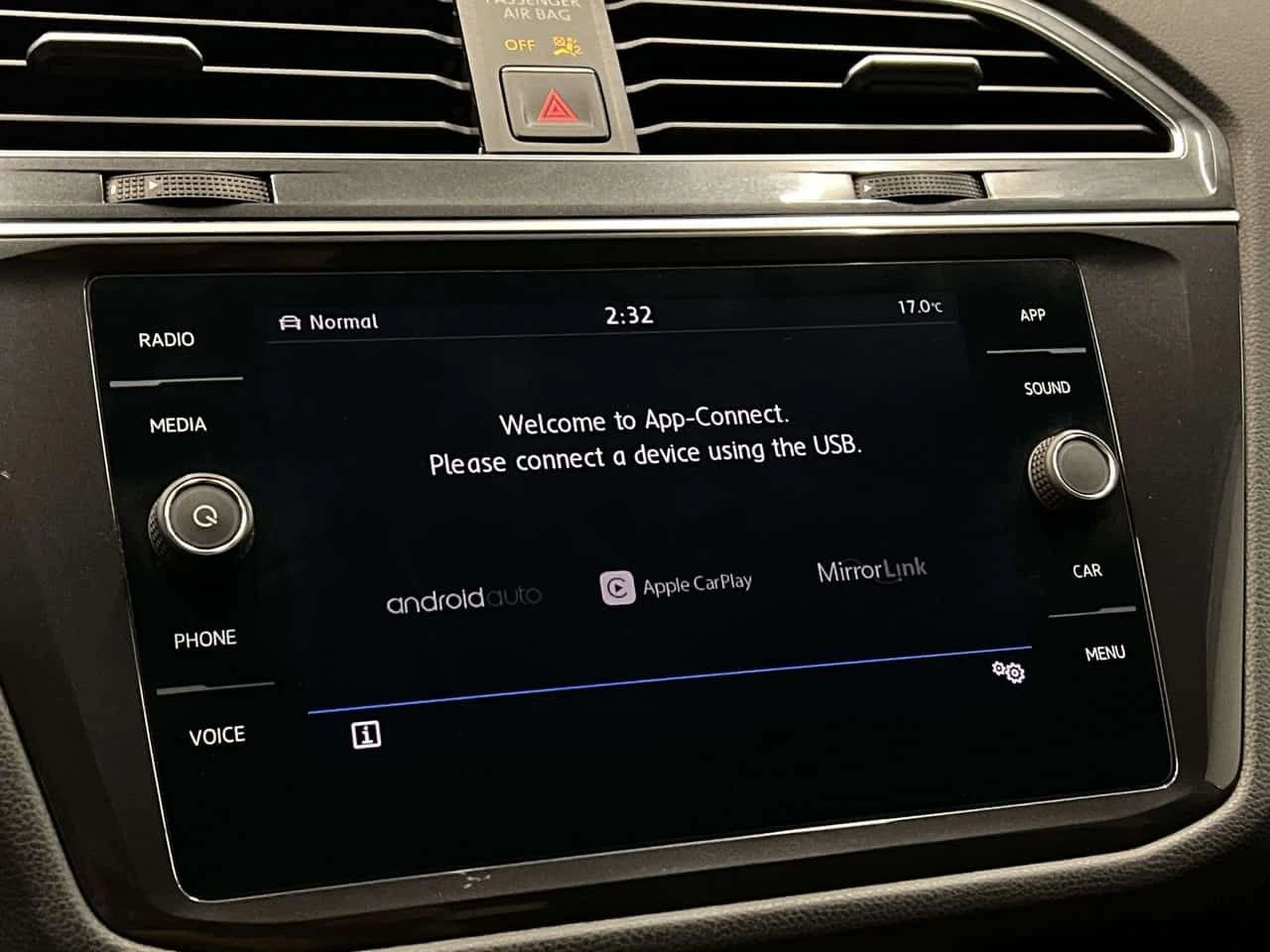 VW Tiguan AWD | LOW KMS! | HTD SEATS | CARPLAY | ALLOYS | A/, снимка 16 - Автомобили и джипове - 54456862