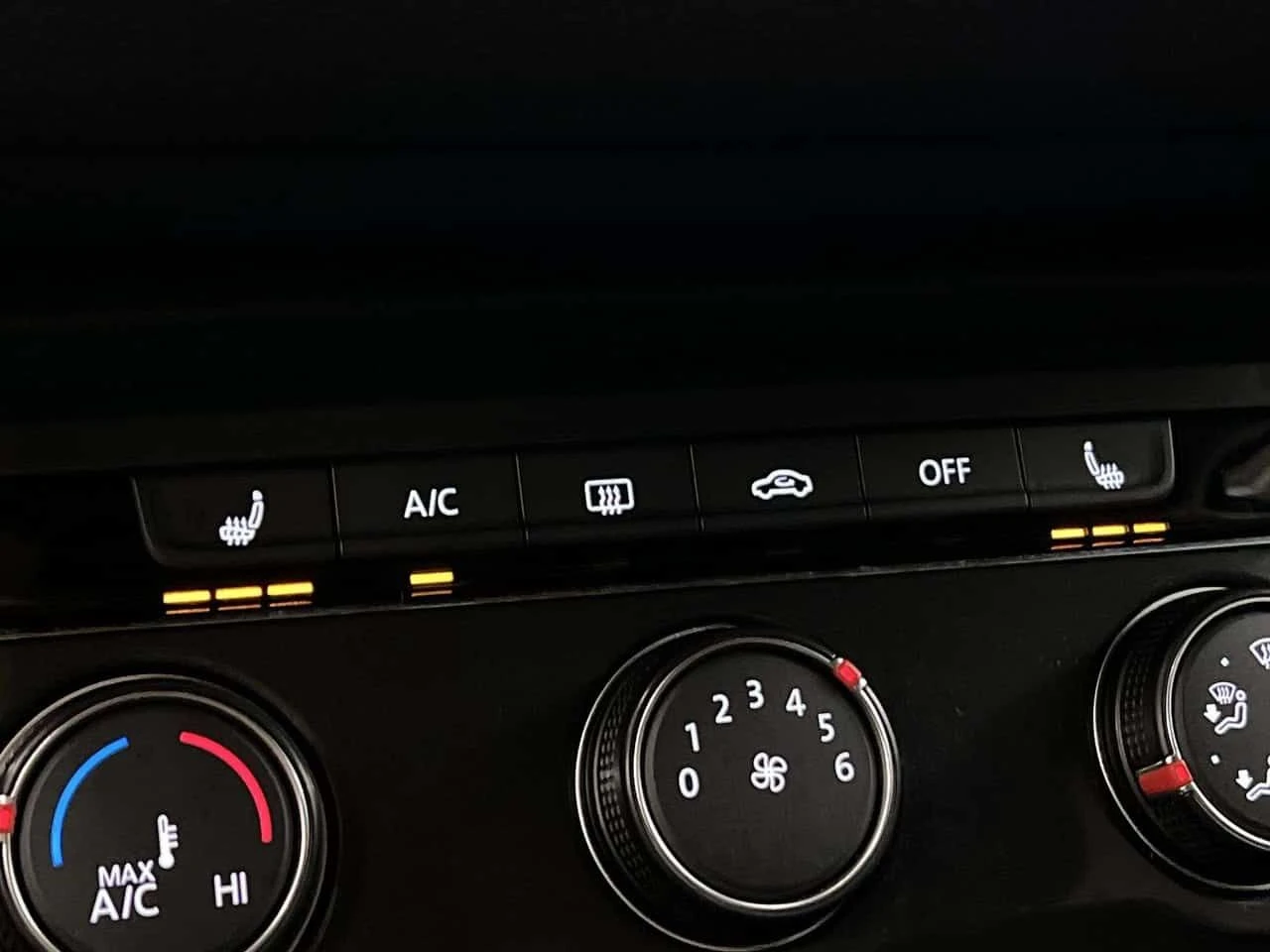 VW Tiguan AWD | LOW KMS! | HTD SEATS | CARPLAY | ALLOYS | A/, снимка 14 - Автомобили и джипове - 54456862