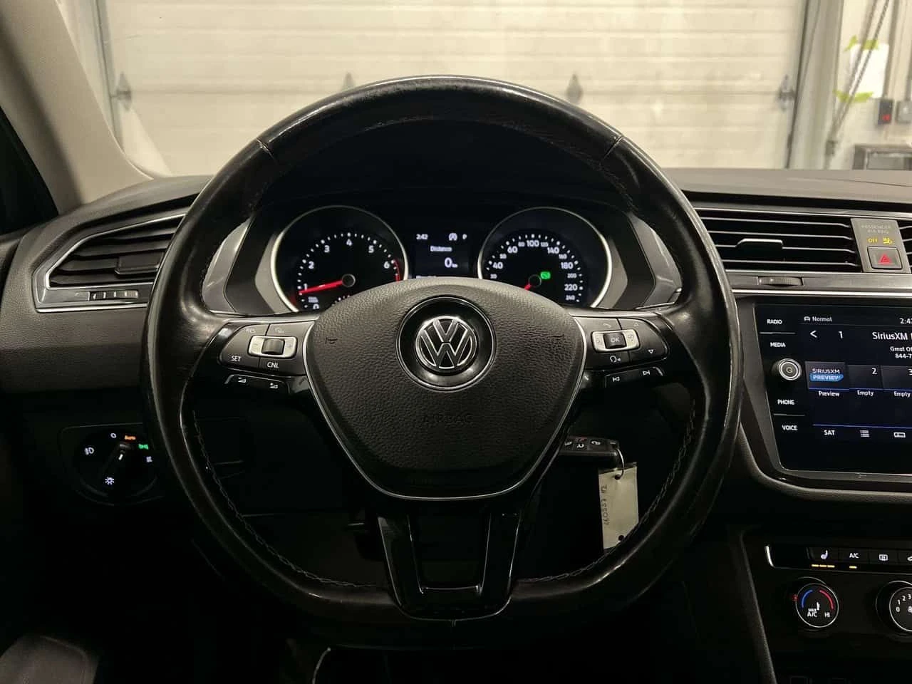 VW Tiguan AWD | LOW KMS! | HTD SEATS | CARPLAY | ALLOYS | A/, снимка 13 - Автомобили и джипове - 54456862