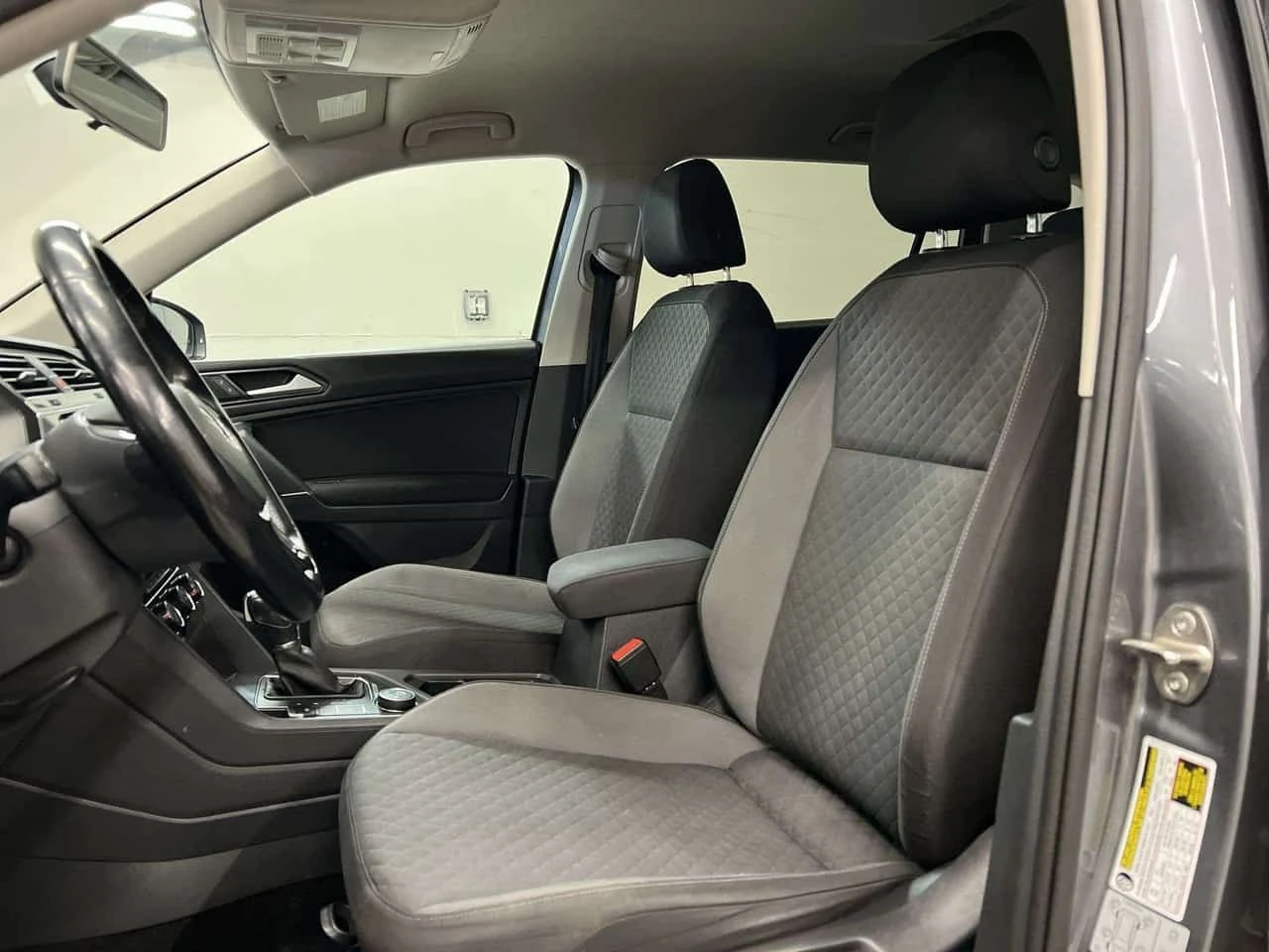 VW Tiguan AWD | LOW KMS! | HTD SEATS | CARPLAY | ALLOYS | A/, снимка 11 - Автомобили и джипове - 54456862