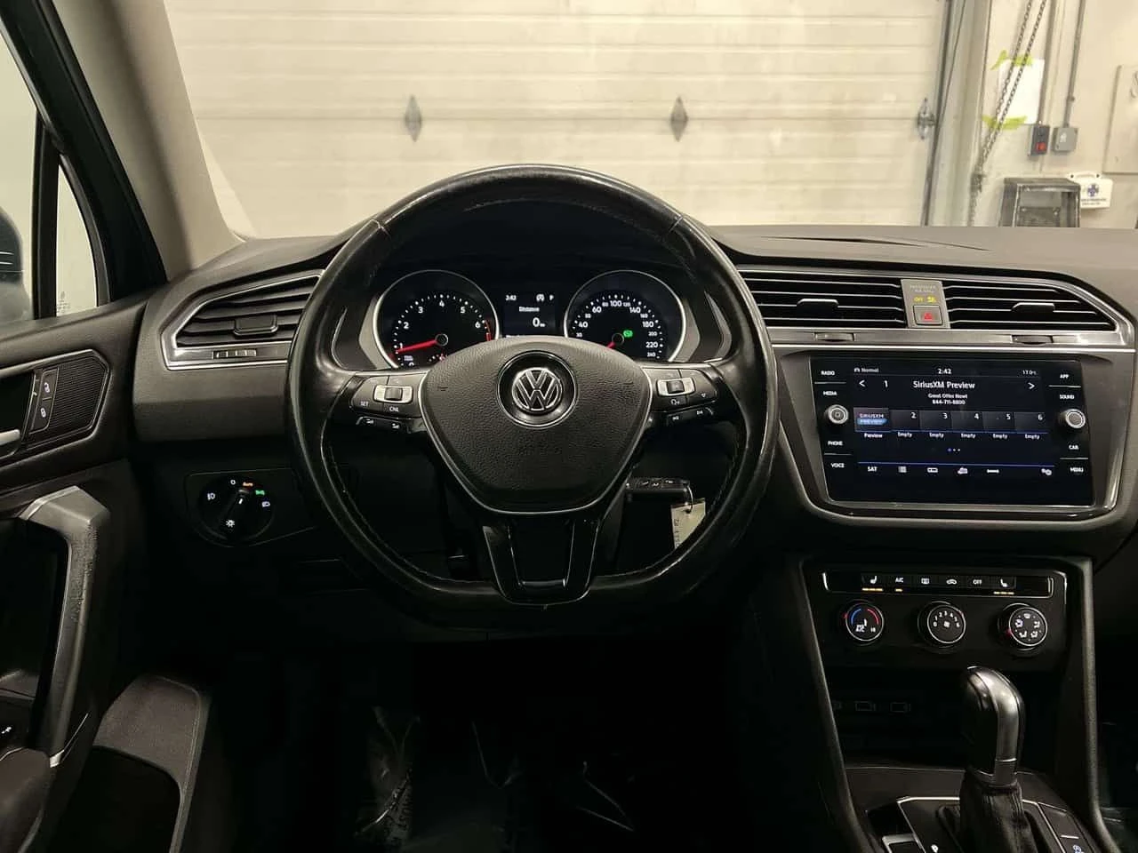 VW Tiguan AWD | LOW KMS! | HTD SEATS | CARPLAY | ALLOYS | A/, снимка 12 - Автомобили и джипове - 54456862