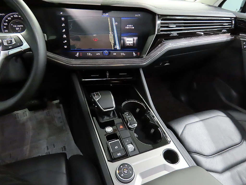 VW Touareg PREMIUM* 3.0* TDI* ОБДУХ* 360* КАМЕРИ* ПОДГРЕВ* , снимка 12 - Автомобили и джипове - 54784924
