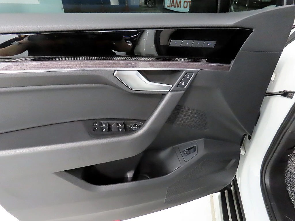 VW Touareg PREMIUM* 3.0* TDI* ОБДУХ* 360* КАМЕРИ* ПОДГРЕВ* , снимка 16 - Автомобили и джипове - 54784924