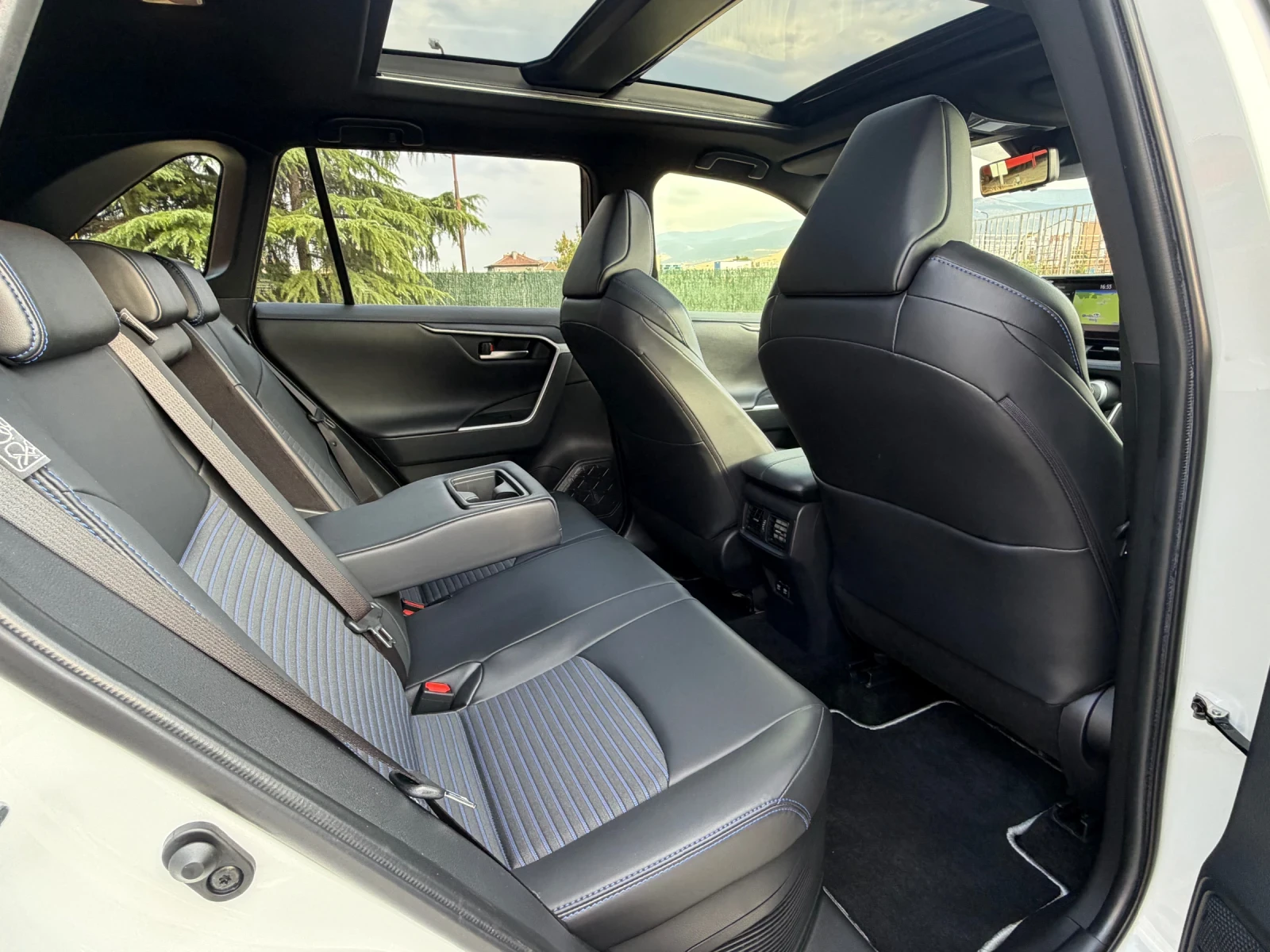 Toyota Rav4 Hybrid= 4x4= Panorama= JBL= 360 ФУЛ, снимка 12 - Автомобили и джипове - 55804737