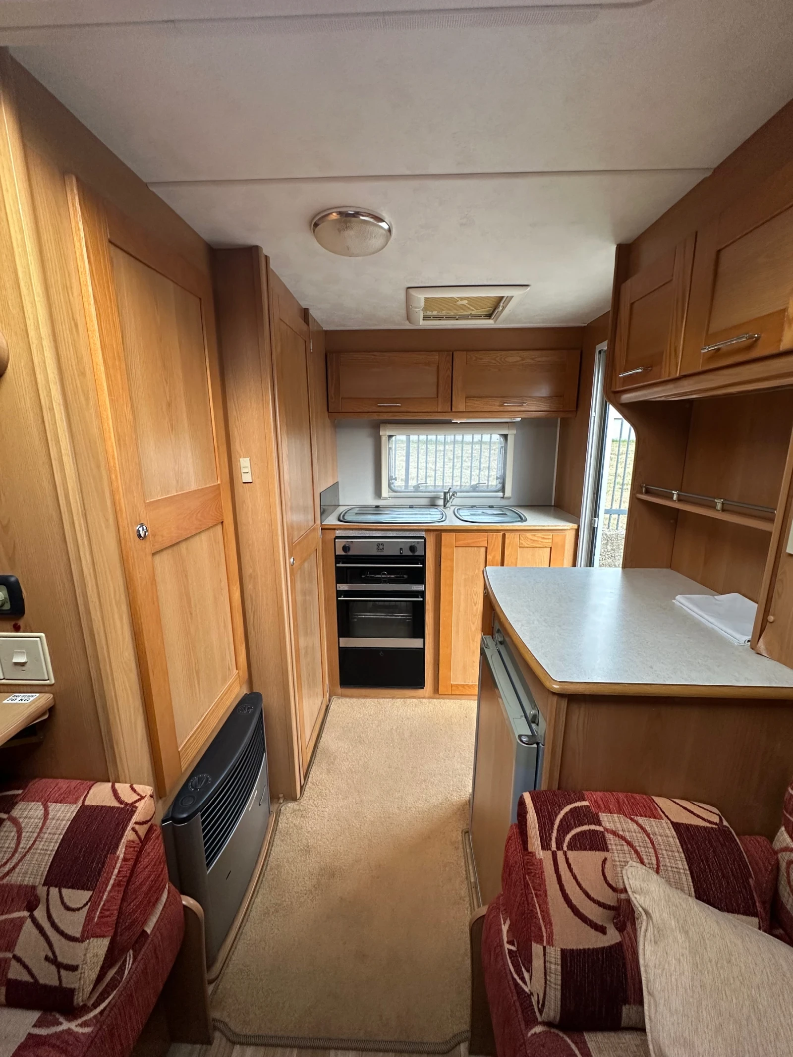 Каравана Compas RAMBLER 12/2, снимка 11 - Каравани и кемпери - 55841706