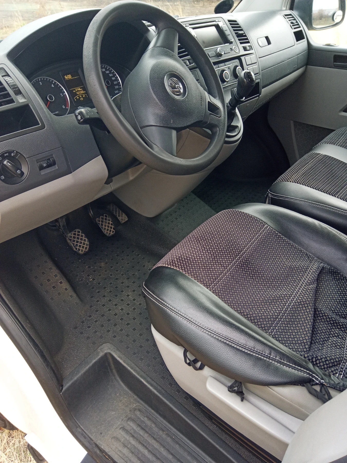 Кемпер VW T5 2.0 TDI, снимка 8 - Каравани и кемпери - 56131212