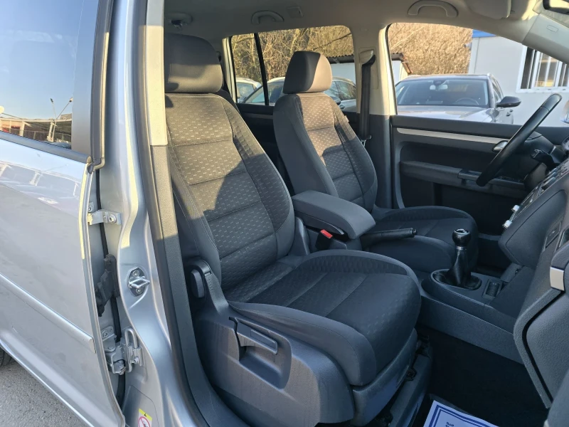 VW Touran 2.0TDI 140к.с 6 скорости Топ състояние , снимка 12 - Автомобили и джипове - 52738546