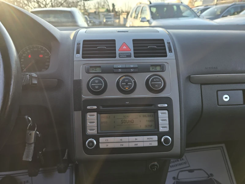 VW Touran 2.0TDI 140к.с 6 скорости Топ състояние , снимка 16 - Автомобили и джипове - 52738546