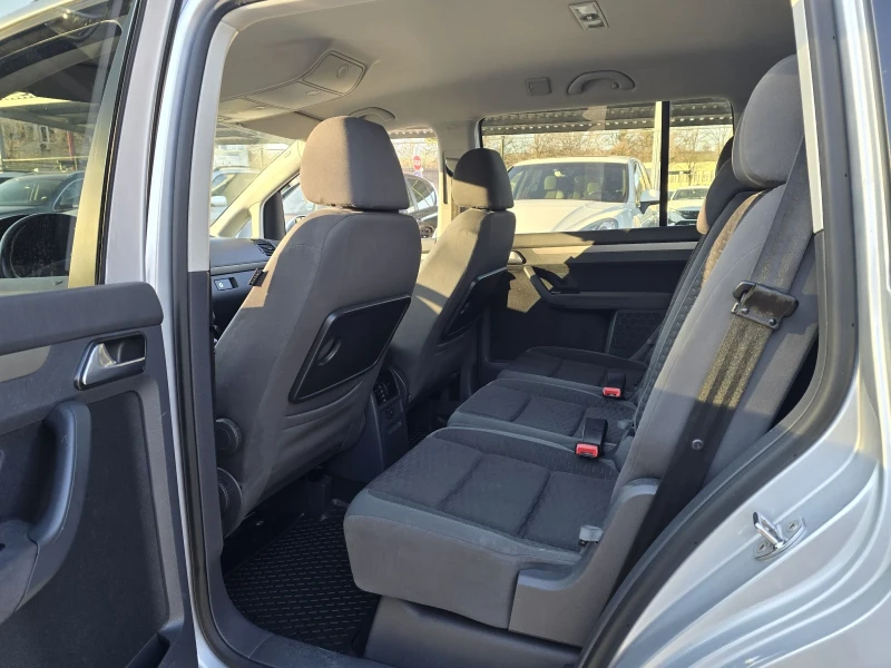 VW Touran 2.0TDI 140к.с 6 скорости Топ състояние , снимка 11 - Автомобили и джипове - 52738546