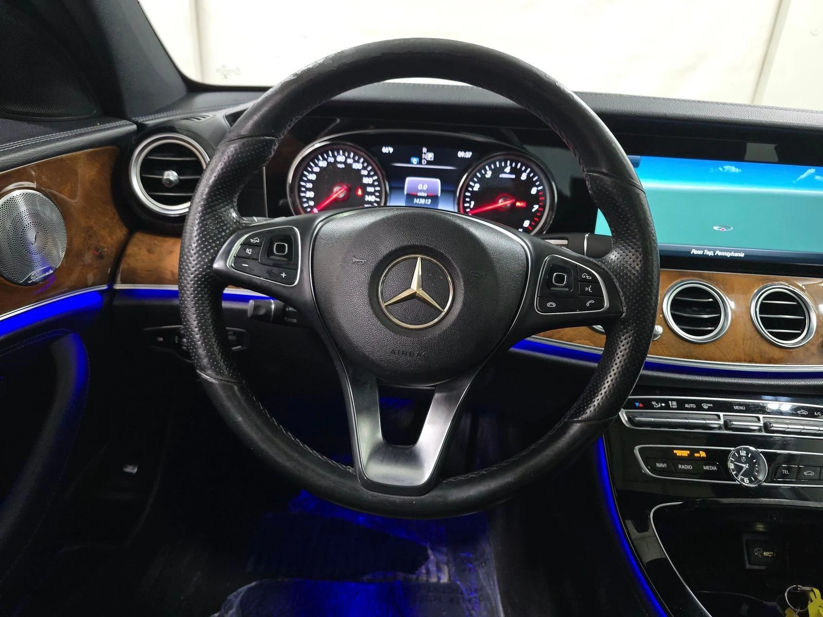 Mercedes-Benz E 300 AMG PACK* DESIGNO* BURMASTER* AMBIENT* KEYLESS* М. - изображение 8