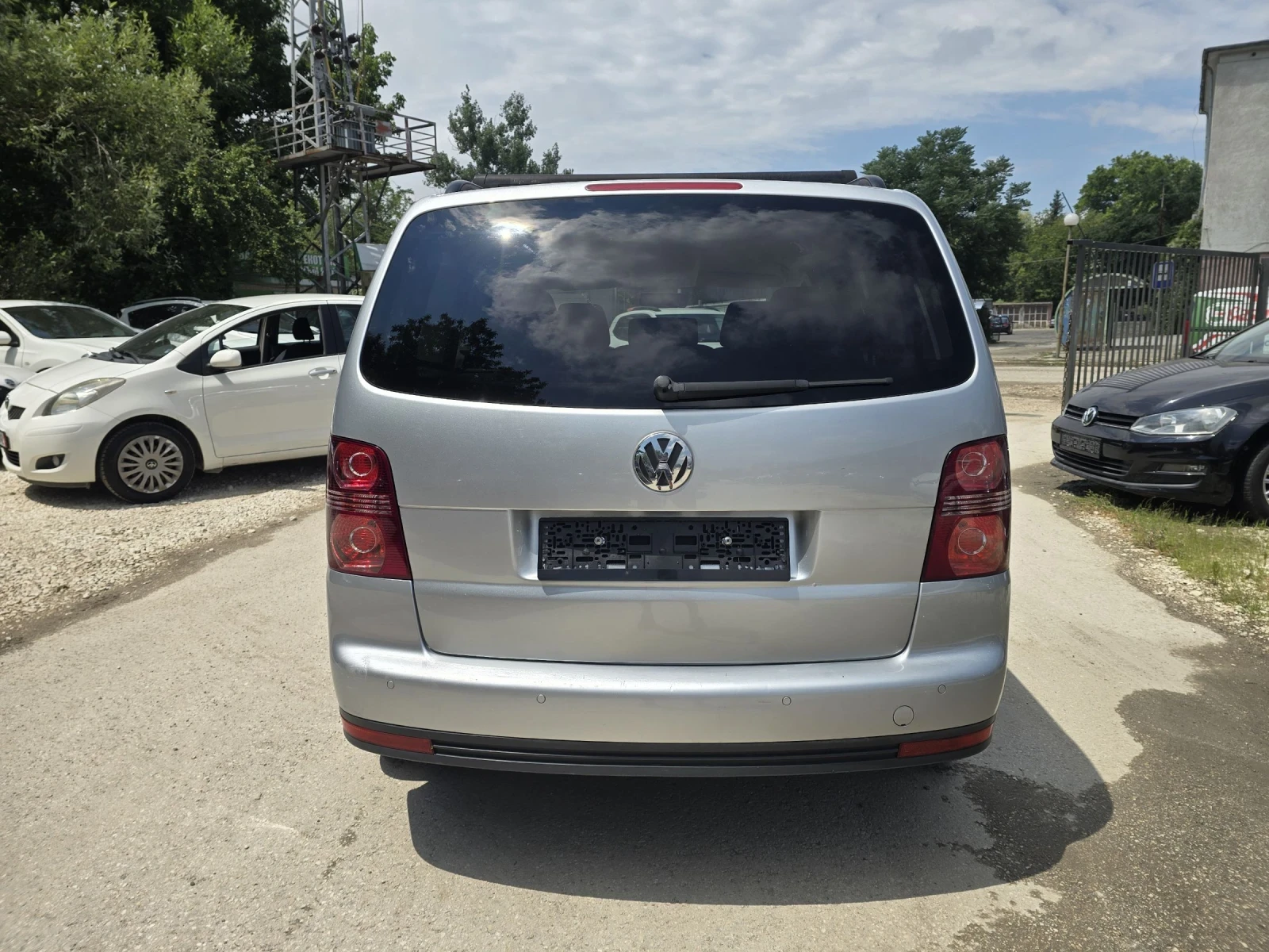 VW Touran 2.0TDI 140к.с 6 скорости Топ състояние , снимка 6 - Автомобили и джипове - 52738546
