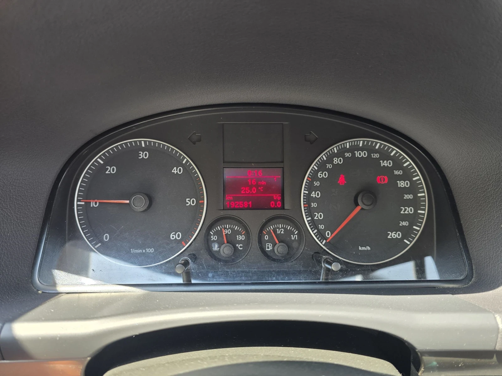 VW Touran 2.0TDI 140к.с 6 скорости Топ състояние , снимка 17 - Автомобили и джипове - 52738546
