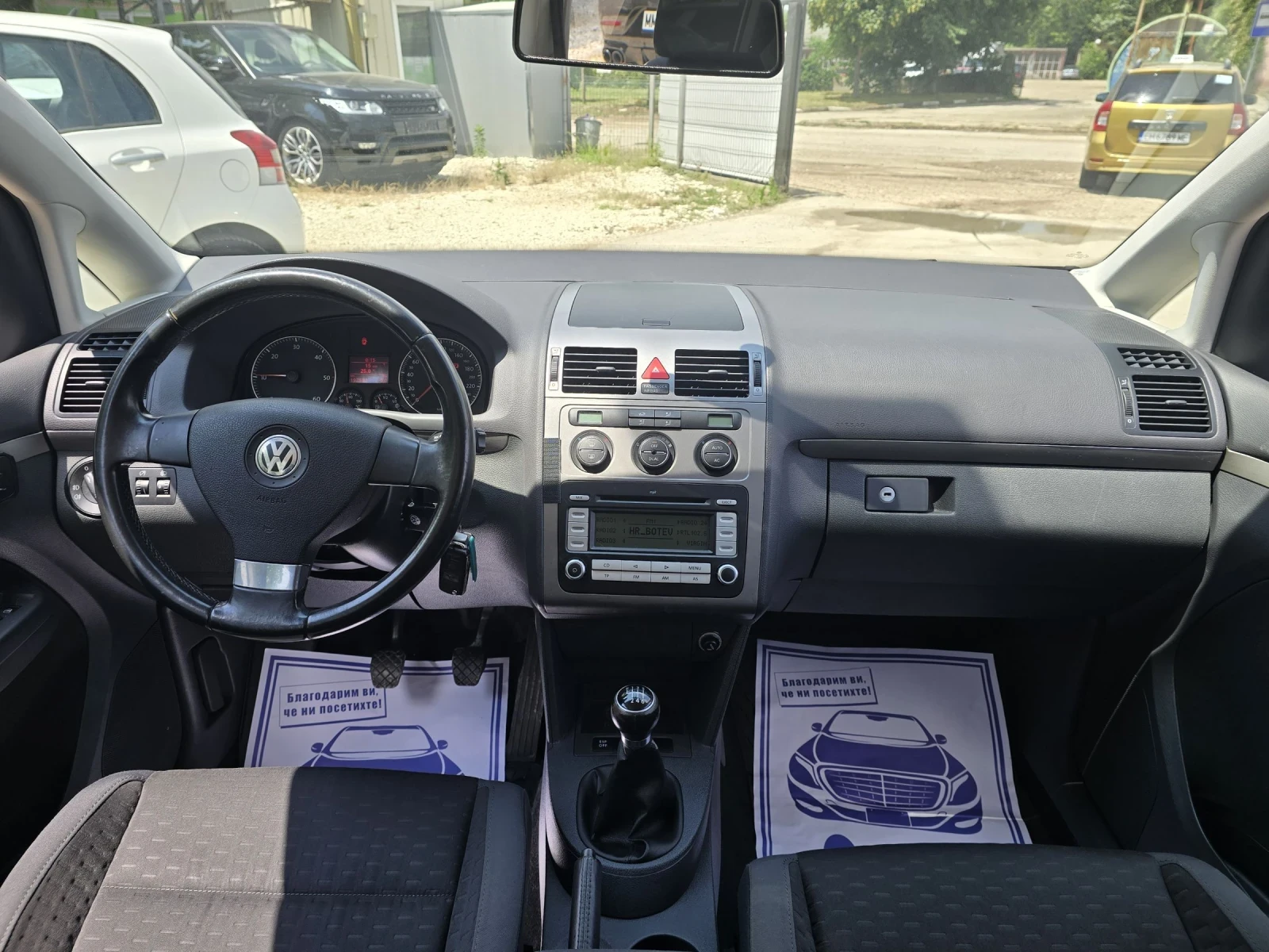 VW Touran 2.0TDI 140к.с 6 скорости Топ състояние , снимка 16 - Автомобили и джипове - 52738546
