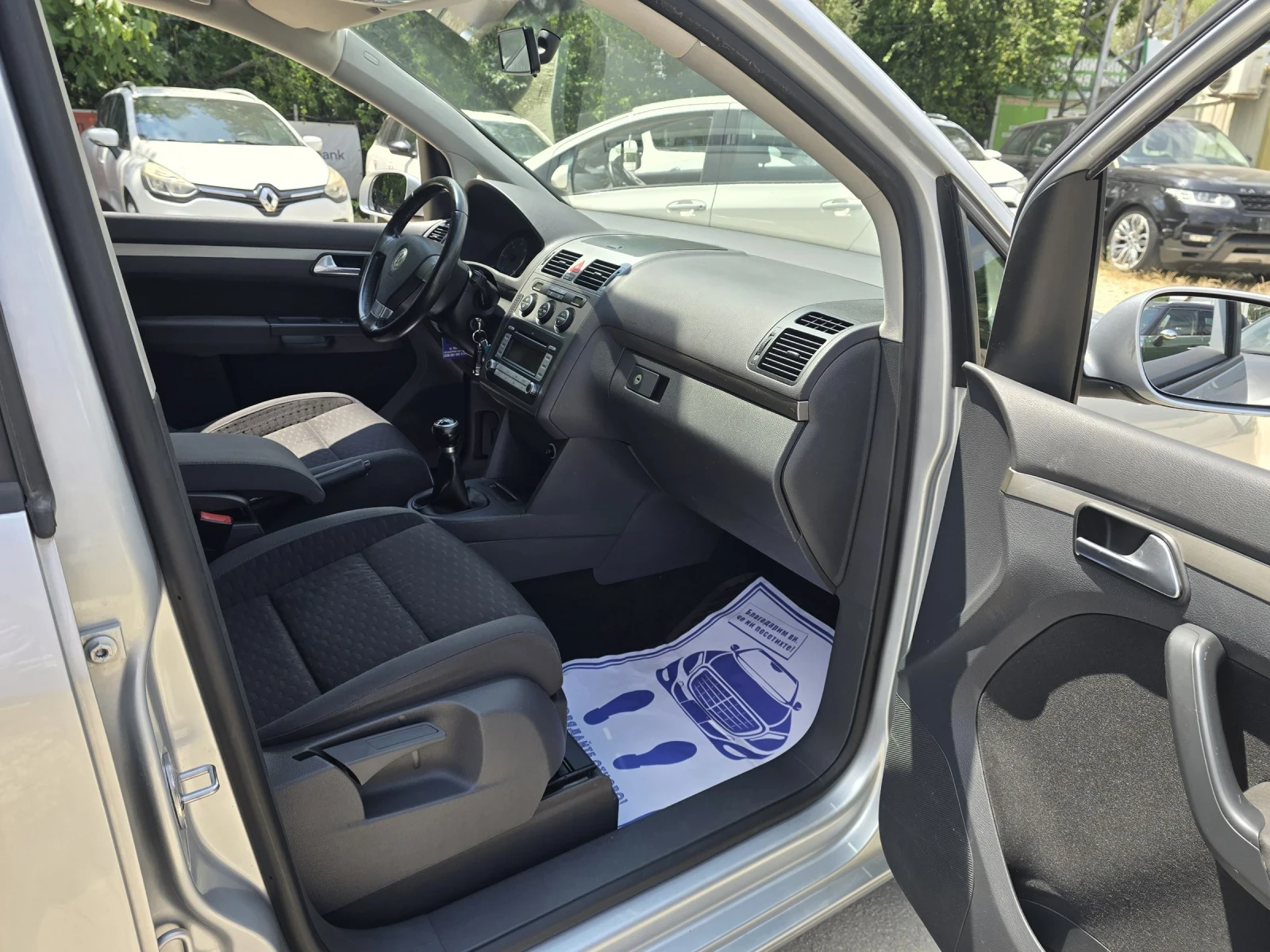 VW Touran 2.0TDI 140к.с 6 скорости Топ състояние , снимка 14 - Автомобили и джипове - 52738546