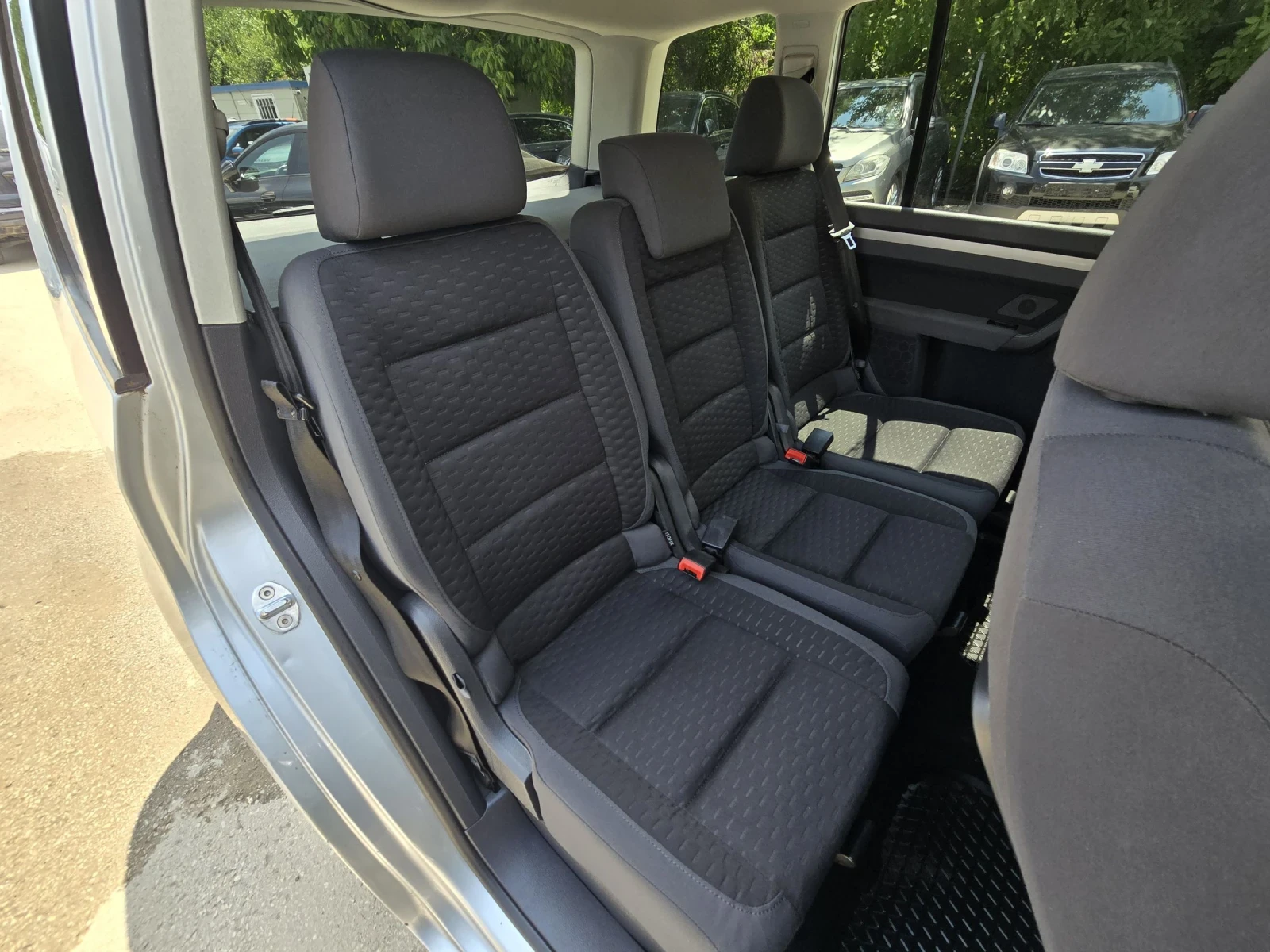 VW Touran 2.0TDI 140к.с 6 скорости Топ състояние , снимка 15 - Автомобили и джипове - 52738546