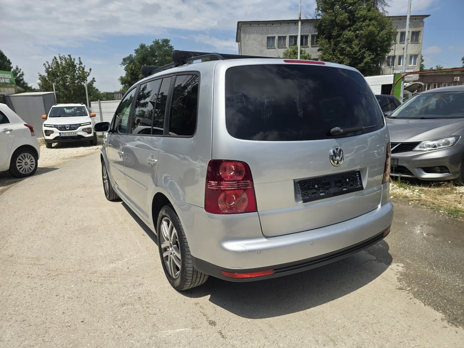 VW Touran 2.0TDI 140к.с 6 скорости Топ състояние , снимка 3 - Автомобили и джипове - 52738546