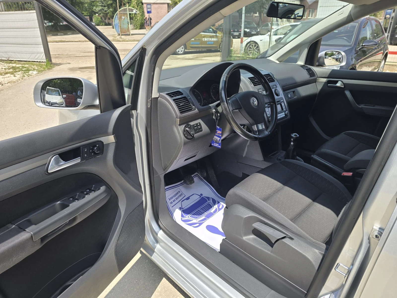 VW Touran 2.0TDI 140к.с 6 скорости Топ състояние , снимка 11 - Автомобили и джипове - 52738546