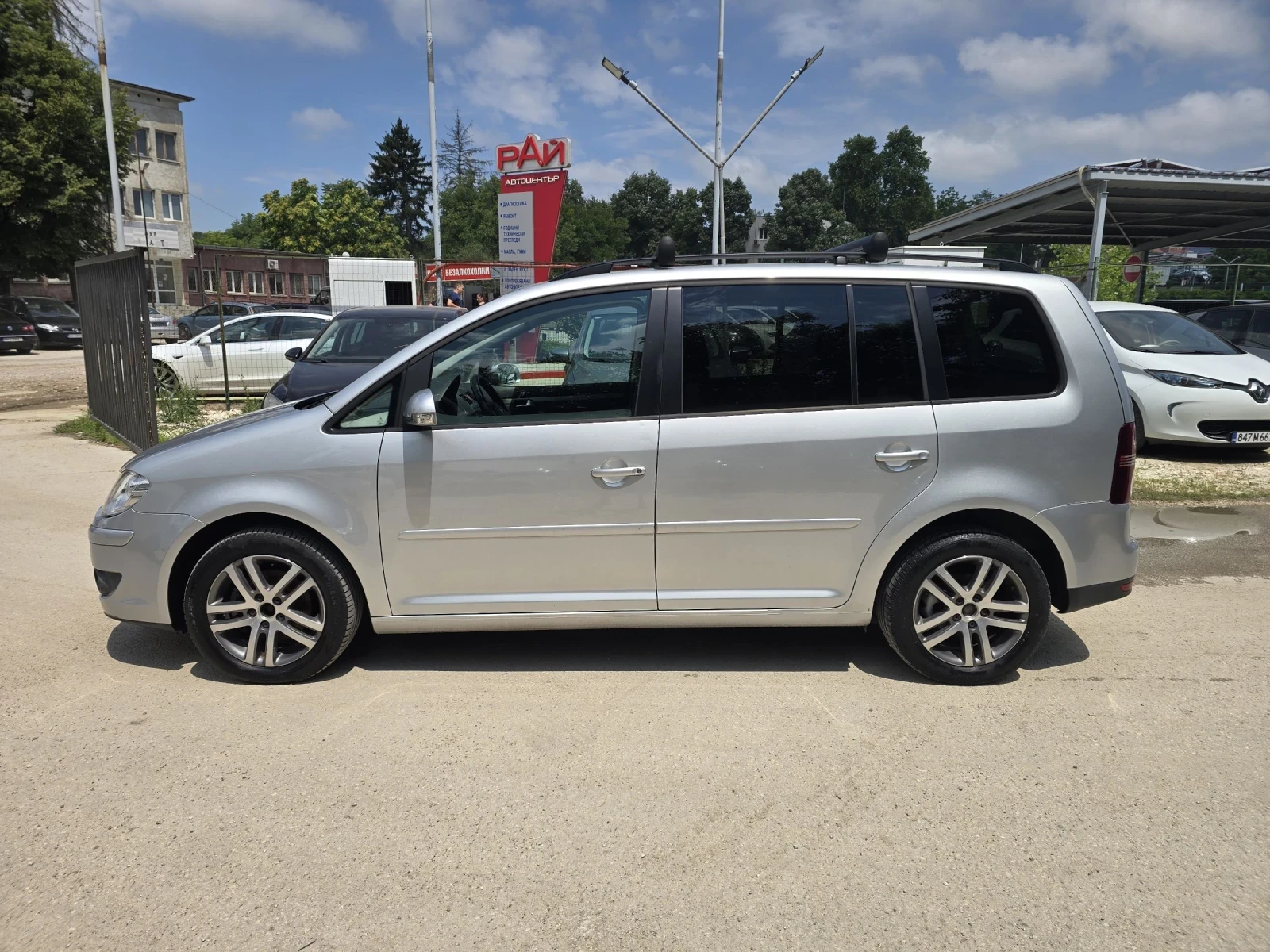 VW Touran 2.0TDI 140к.с 6 скорости Топ състояние , снимка 7 - Автомобили и джипове - 52738546