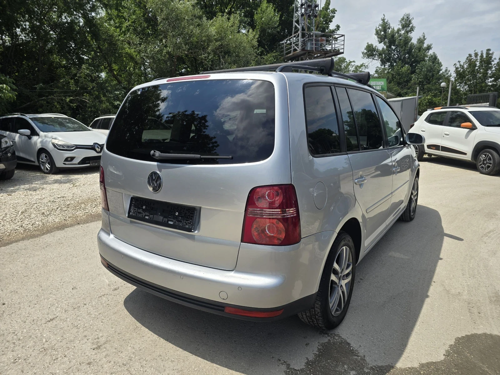 VW Touran 2.0TDI 140к.с 6 скорости Топ състояние , снимка 4 - Автомобили и джипове - 52738546