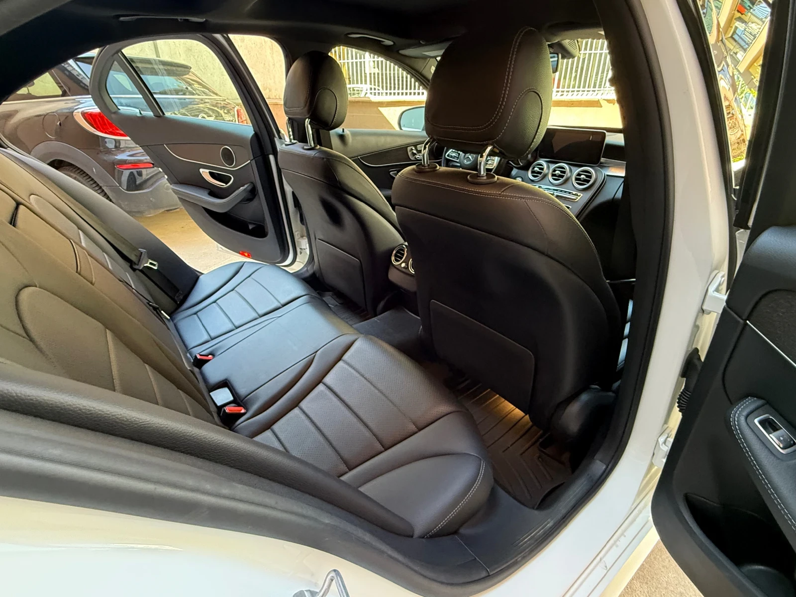 Mercedes-Benz C 300 AMG 4Matic, снимка 9 - Автомобили и джипове - 54329816