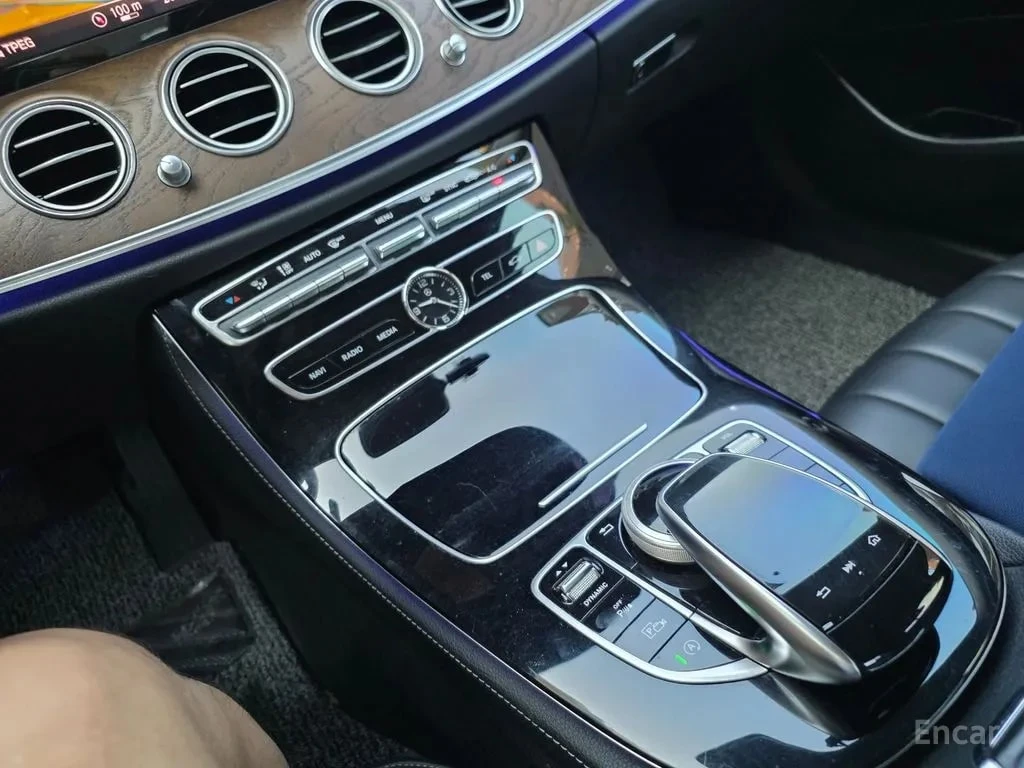 Mercedes-Benz E 220 d 4MATIC Exclusive/ДИСТРОНИК/ШИБЕДАХ/ПОДГРЕВ/ПАМЕТ, снимка 15 - Автомобили и джипове - 56019193