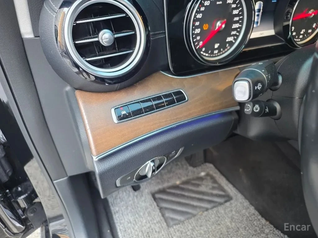 Mercedes-Benz E 220 d 4MATIC Exclusive/ДИСТРОНИК/ШИБЕДАХ/ПОДГРЕВ/ПАМЕТ, снимка 13 - Автомобили и джипове - 56019193