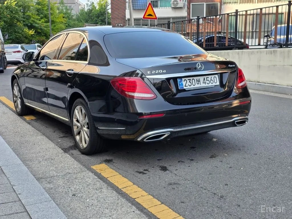 Mercedes-Benz E 220 d 4MATIC Exclusive/ДИСТРОНИК/ШИБЕДАХ/ПОДГРЕВ/ПАМЕТ, снимка 4 - Автомобили и джипове - 56019193