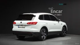 VW Touareg 3.0 TDI* PREMIUM* МАСАЖ* ДИСТРОНИК* ПАНО* ОБДУХВ* , снимка 2