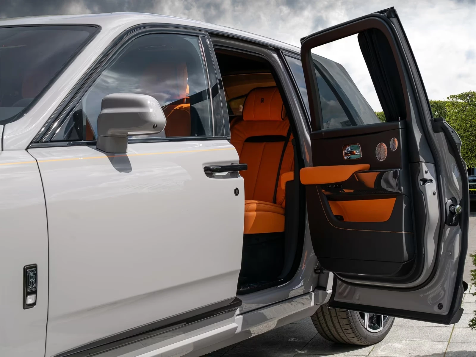 Rolls-Royce Cullinan V12 / BESPOKE / 360 / NIGHT / 4 SEATS / STARLIGHT, снимка 13 - Автомобили и джипове - 54955051