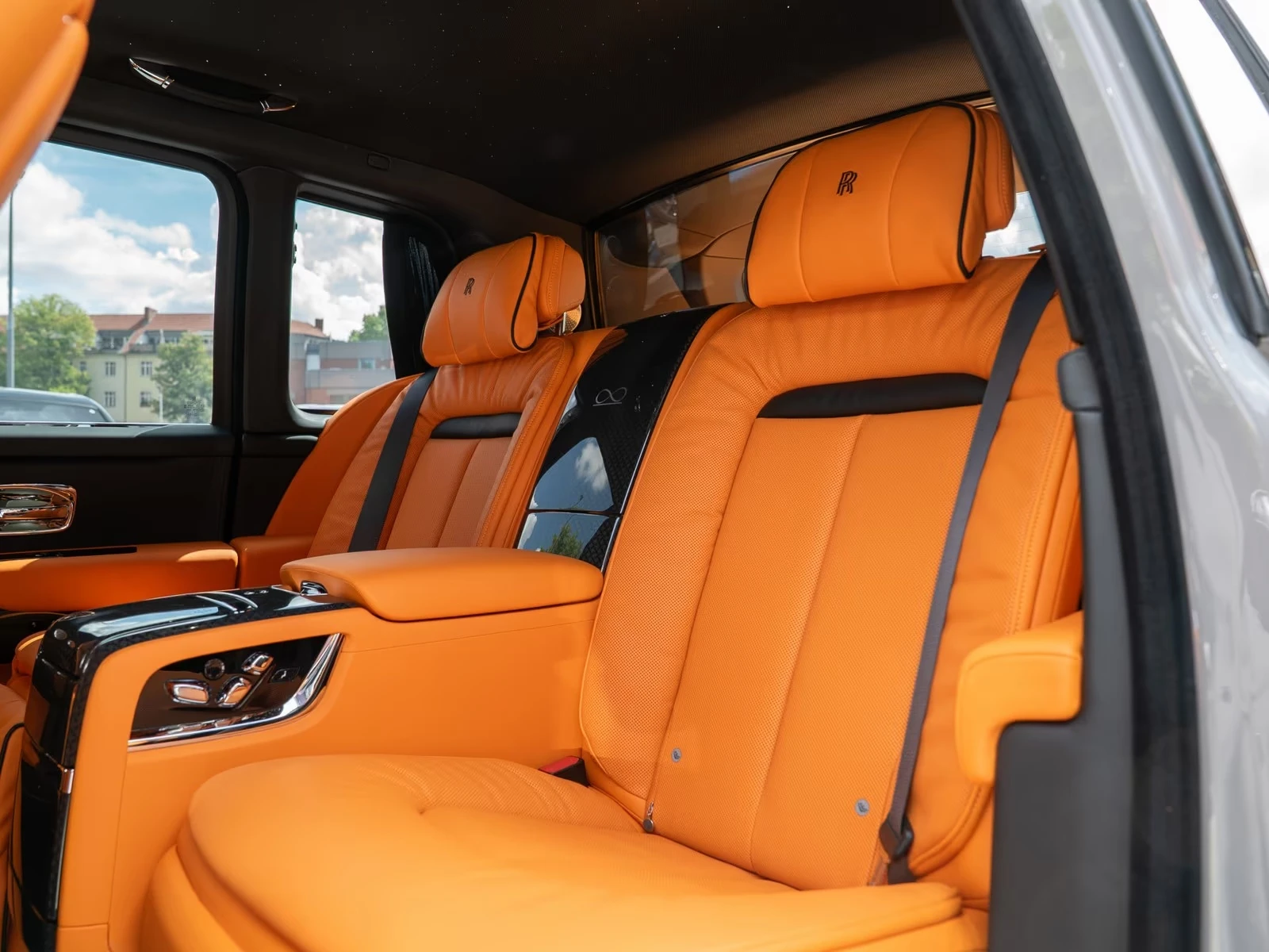 Rolls-Royce Cullinan V12 / BESPOKE / 360 / NIGHT / 4 SEATS / STARLIGHT, снимка 14 - Автомобили и джипове - 54955051