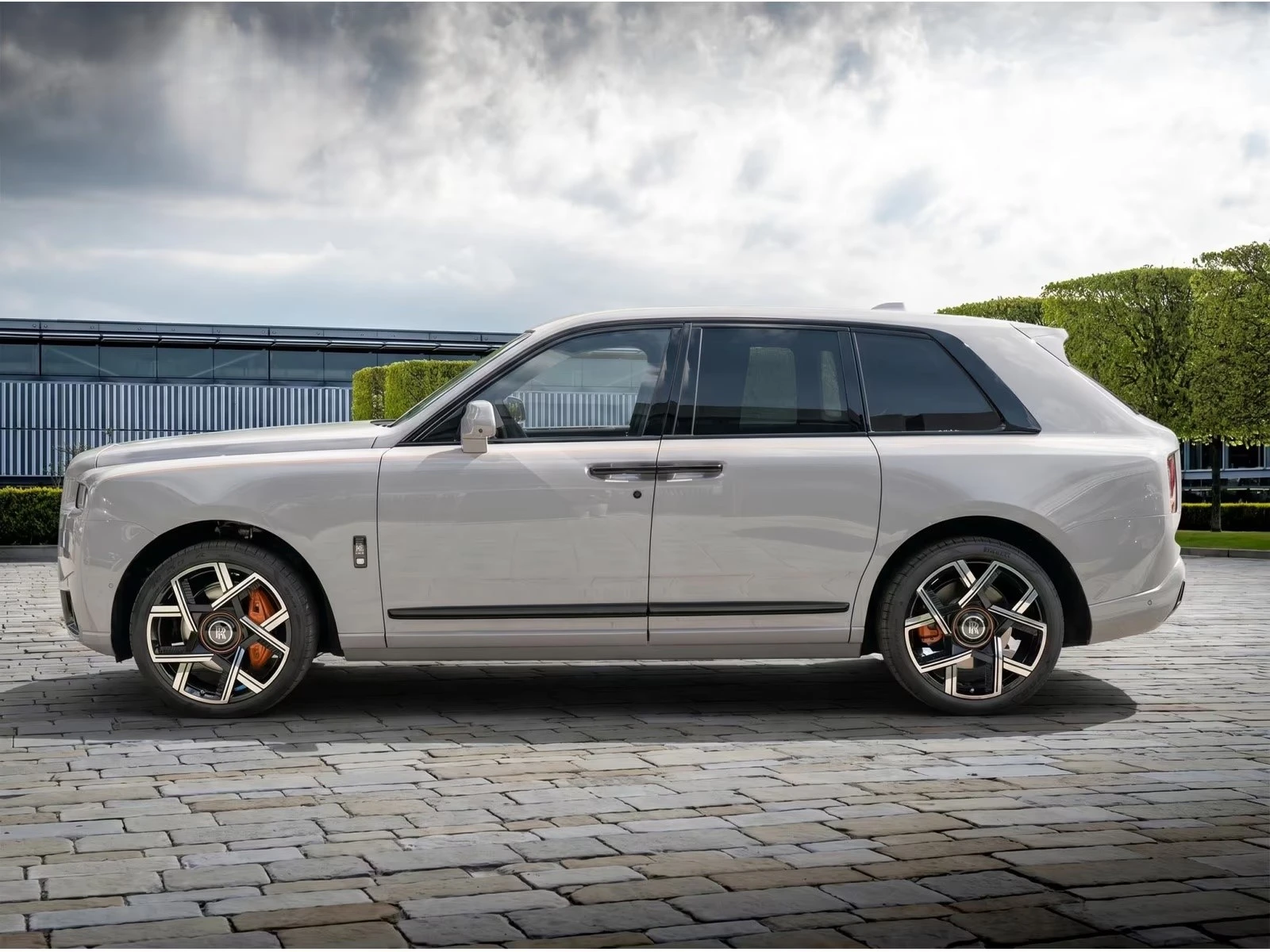 Rolls-Royce Cullinan V12 / BESPOKE / 360 / NIGHT / 4 SEATS / STARLIGHT, снимка 4 - Автомобили и джипове - 54955051