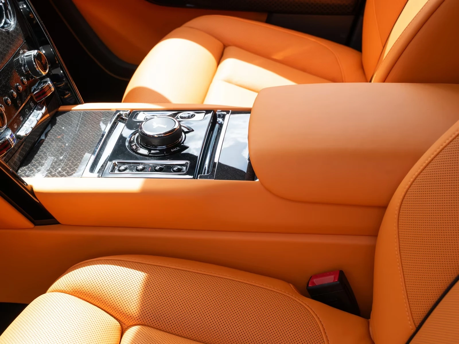 Rolls-Royce Cullinan V12 / BESPOKE / 360 / NIGHT / 4 SEATS / STARLIGHT, снимка 11 - Автомобили и джипове - 54955051