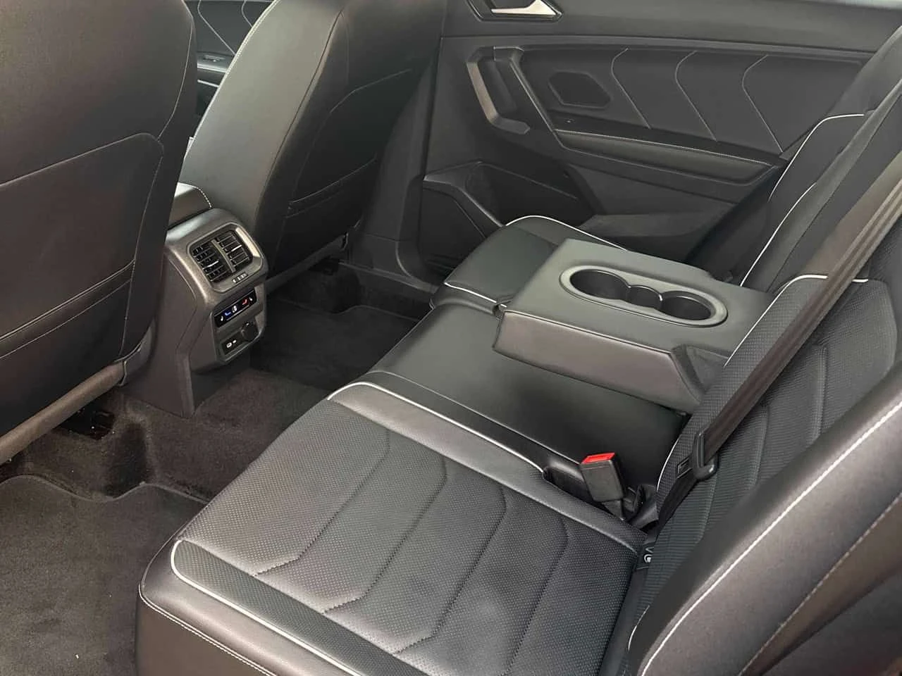 VW Tiguan * Highline R Line * CARFAX * БЕЗ ПЪРВОНАЧАЛНА ВНОС, снимка 13 - Автомобили и джипове - 55410530
