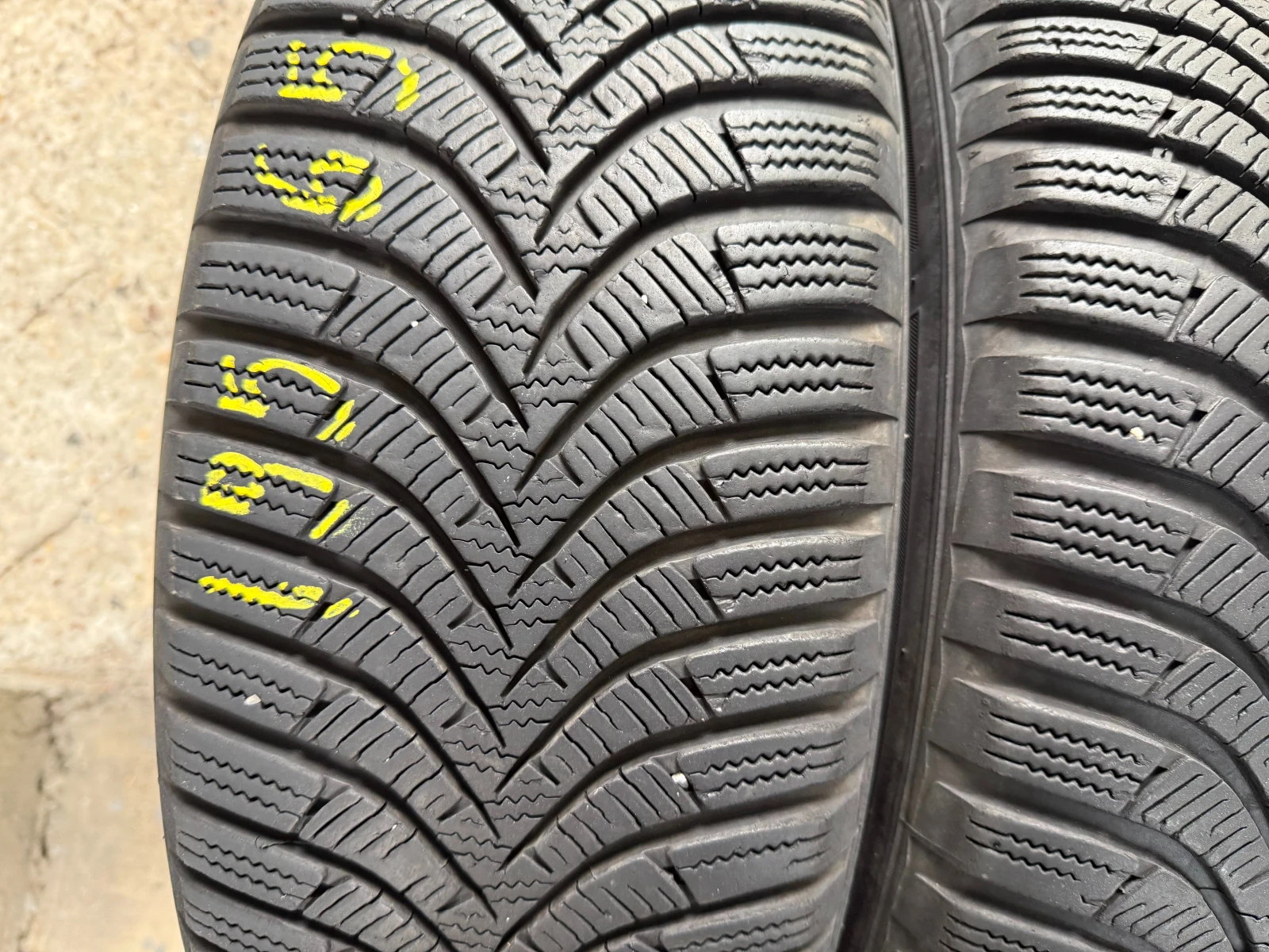 Гуми Зимни 195/65R15, снимка 4 - Гуми и джанти - 56277819