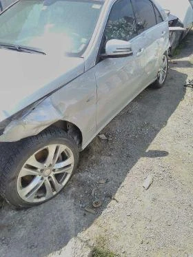 Mercedes-Benz 220 Е212, снимка 2