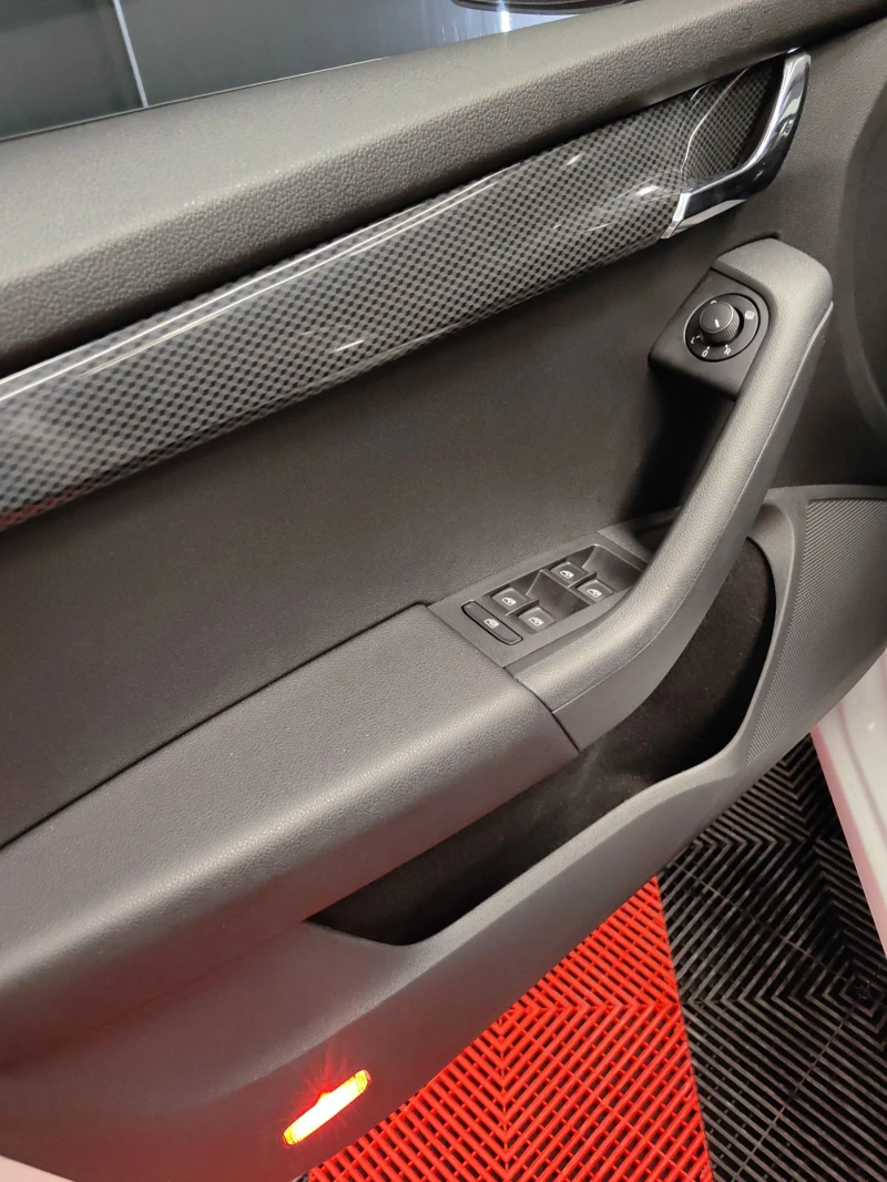 Skoda Octavia 2.0 TDI VRS/DSG/ПАНОРАМА/ПОДГР /CAM/АЛКАНТАРА, снимка 10 - Автомобили и джипове - 50935552