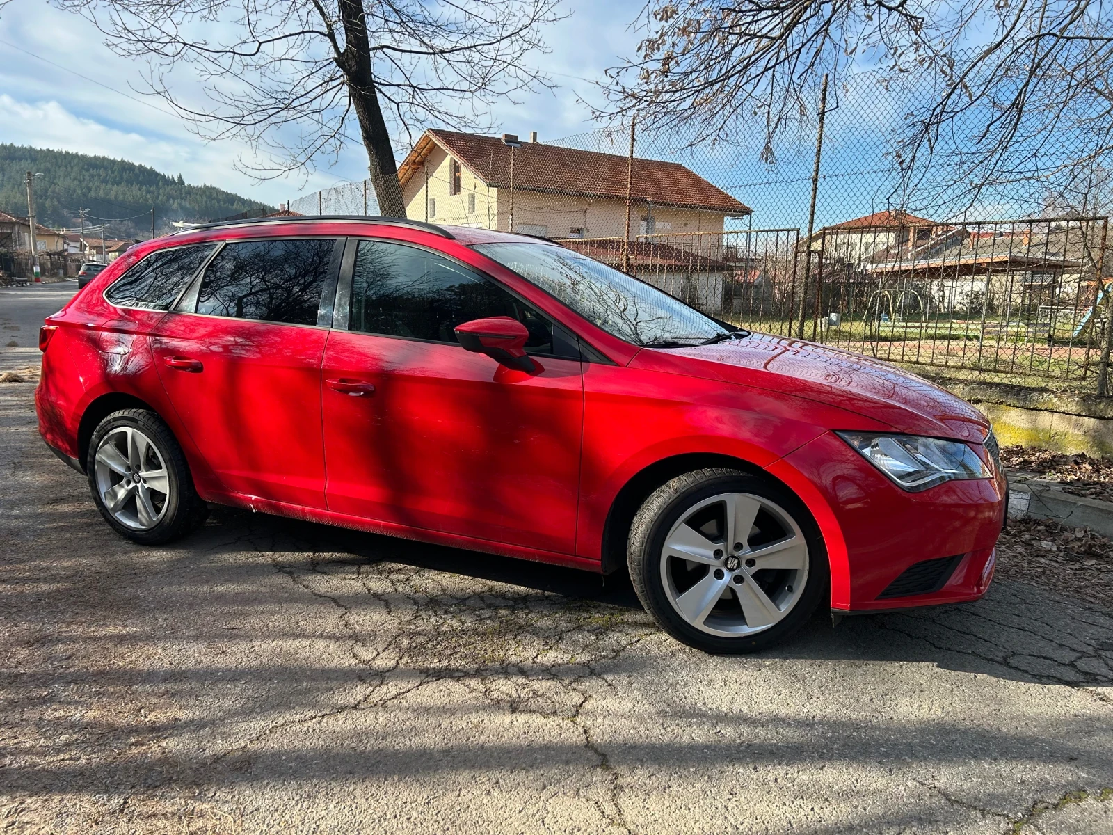 Seat Leon 1.6 TDI, снимка 2 - Автомобили и джипове - 53894671