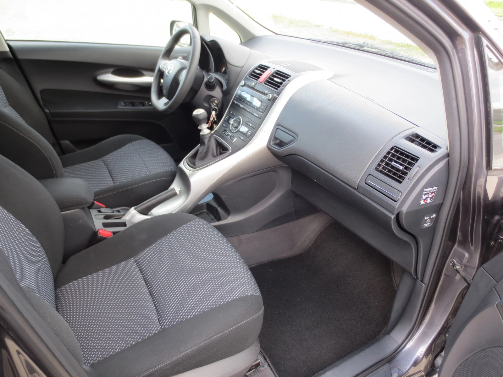 Toyota Auris 1.4 D4D, снимка 13 - Автомобили и джипове - 54294822