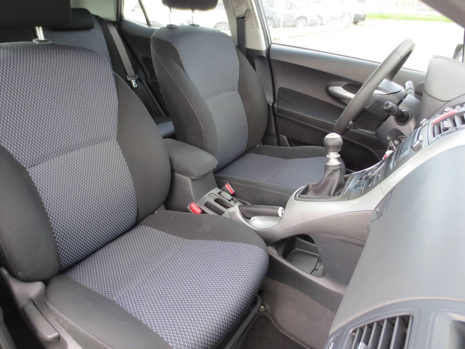 Toyota Auris 1.4 D4D, снимка 14 - Автомобили и джипове - 54294822