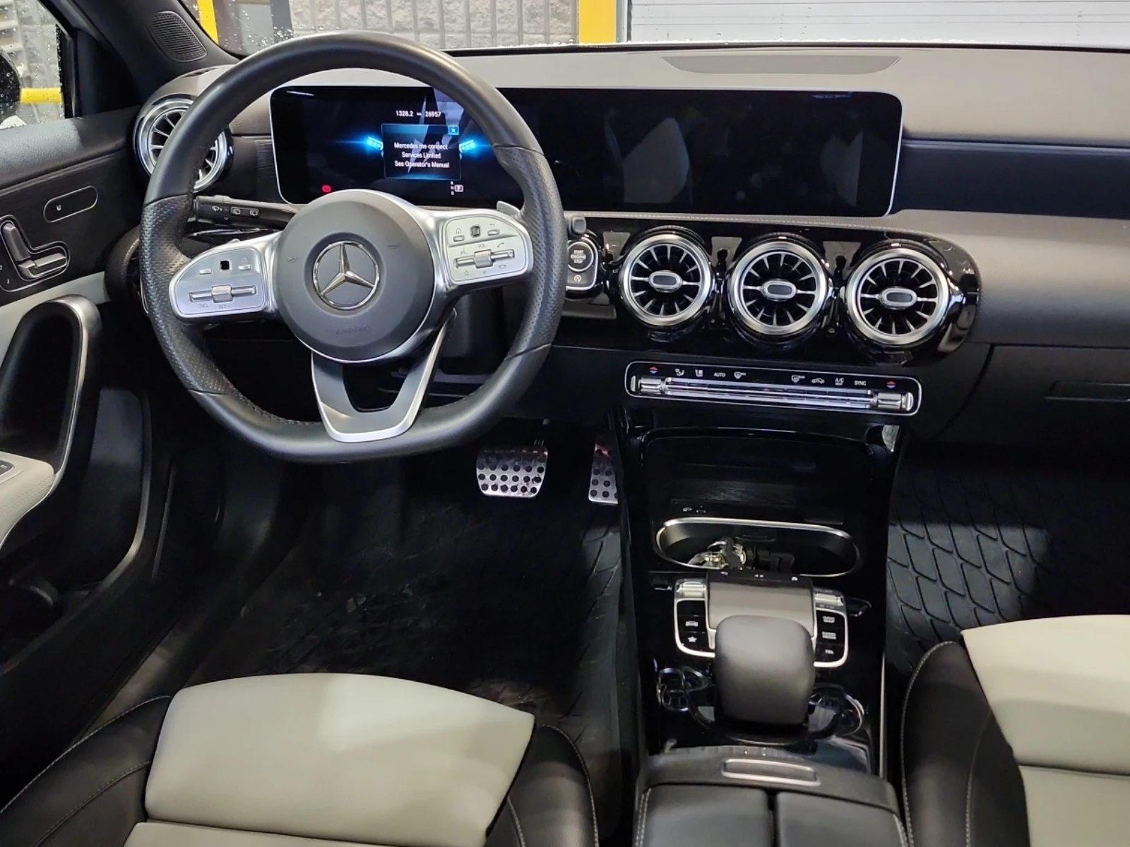 Mercedes-Benz A 250 2 КЛЮЧА * ПАНОРАМА * ПОДГРЕВИ * CARFAX, снимка 10 - Автомобили и джипове - 54991695
