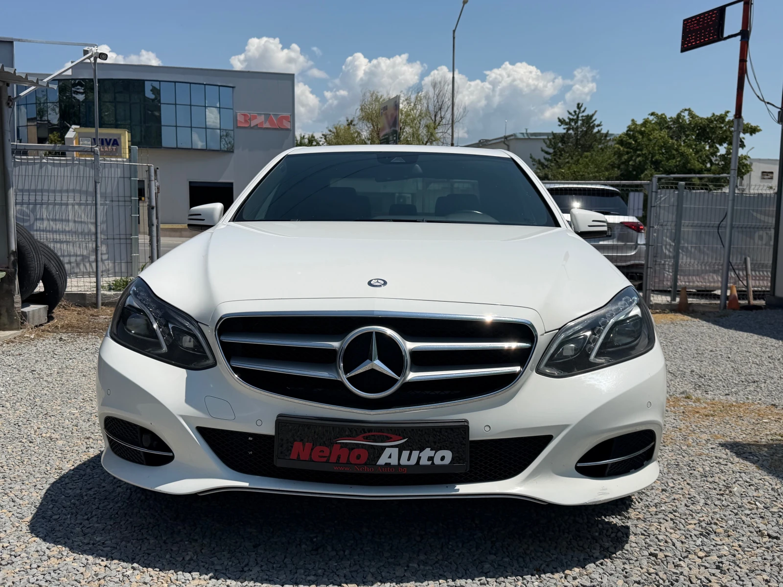 Mercedes-Benz E 220, снимка 5 - Автомобили и джипове - 55296849