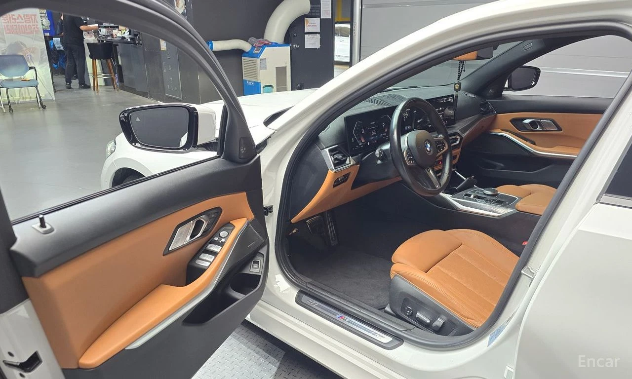 BMW 320 i M SPORT* HARMAN KARDON* DISTRONIC* HEAD-UP* , снимка 6 - Автомобили и джипове - 55475535