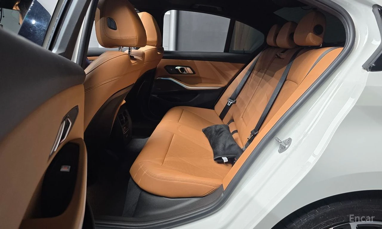BMW 320 i M SPORT* HARMAN KARDON* DISTRONIC* HEAD-UP* , снимка 16 - Автомобили и джипове - 55475535