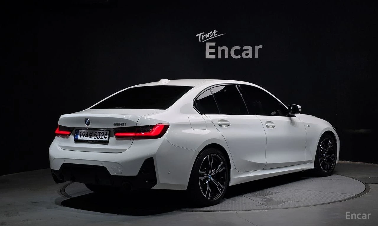 BMW 320 i M SPORT* HARMAN KARDON* DISTRONIC* HEAD-UP* , снимка 3 - Автомобили и джипове - 55475535
