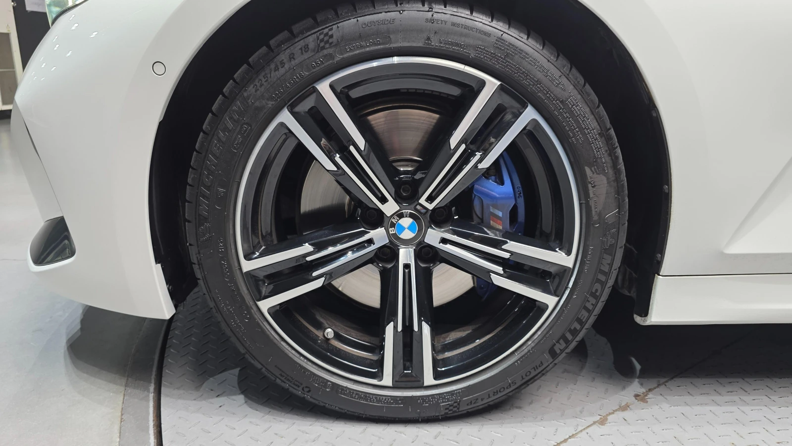 BMW 320 i M SPORT* HARMAN KARDON* DISTRONIC* HEAD-UP* , снимка 5 - Автомобили и джипове - 55475535