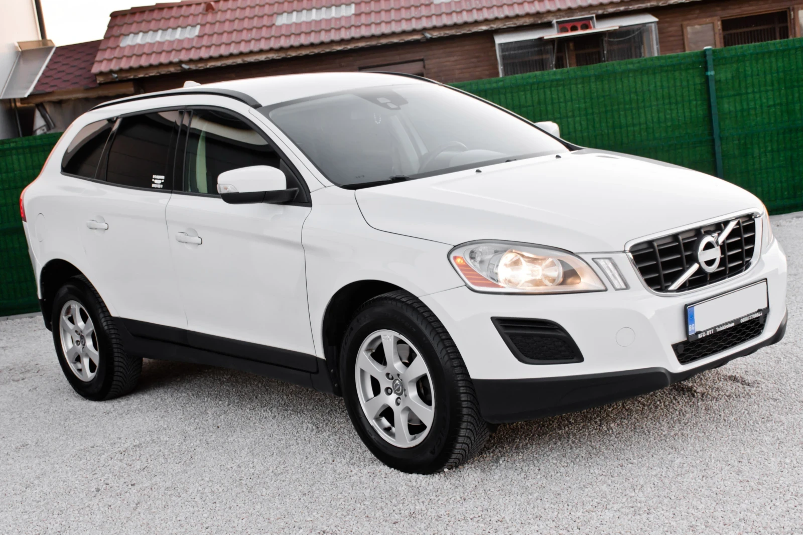 Volvo XC60 2 0D D3 AVTOMAT - изображение 2